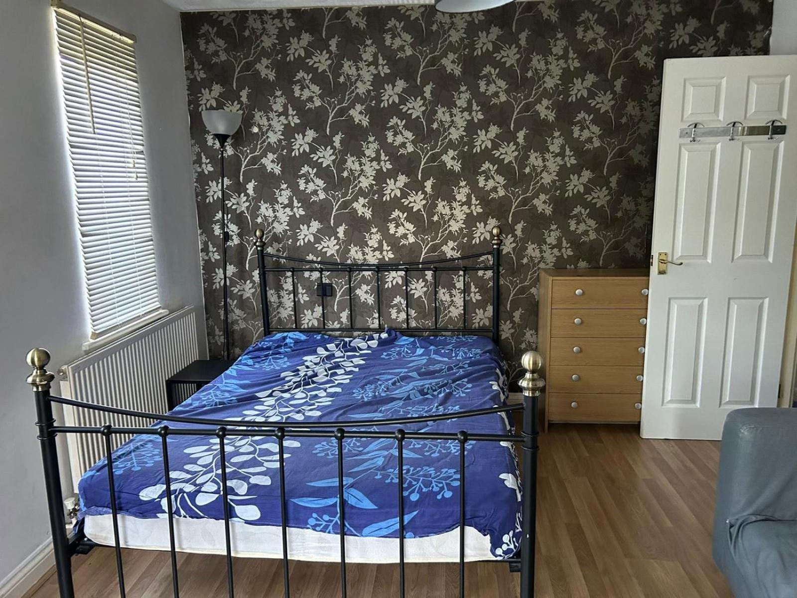 City Guesthouse Central Milton Keynes Mk13 Экстерьер фото