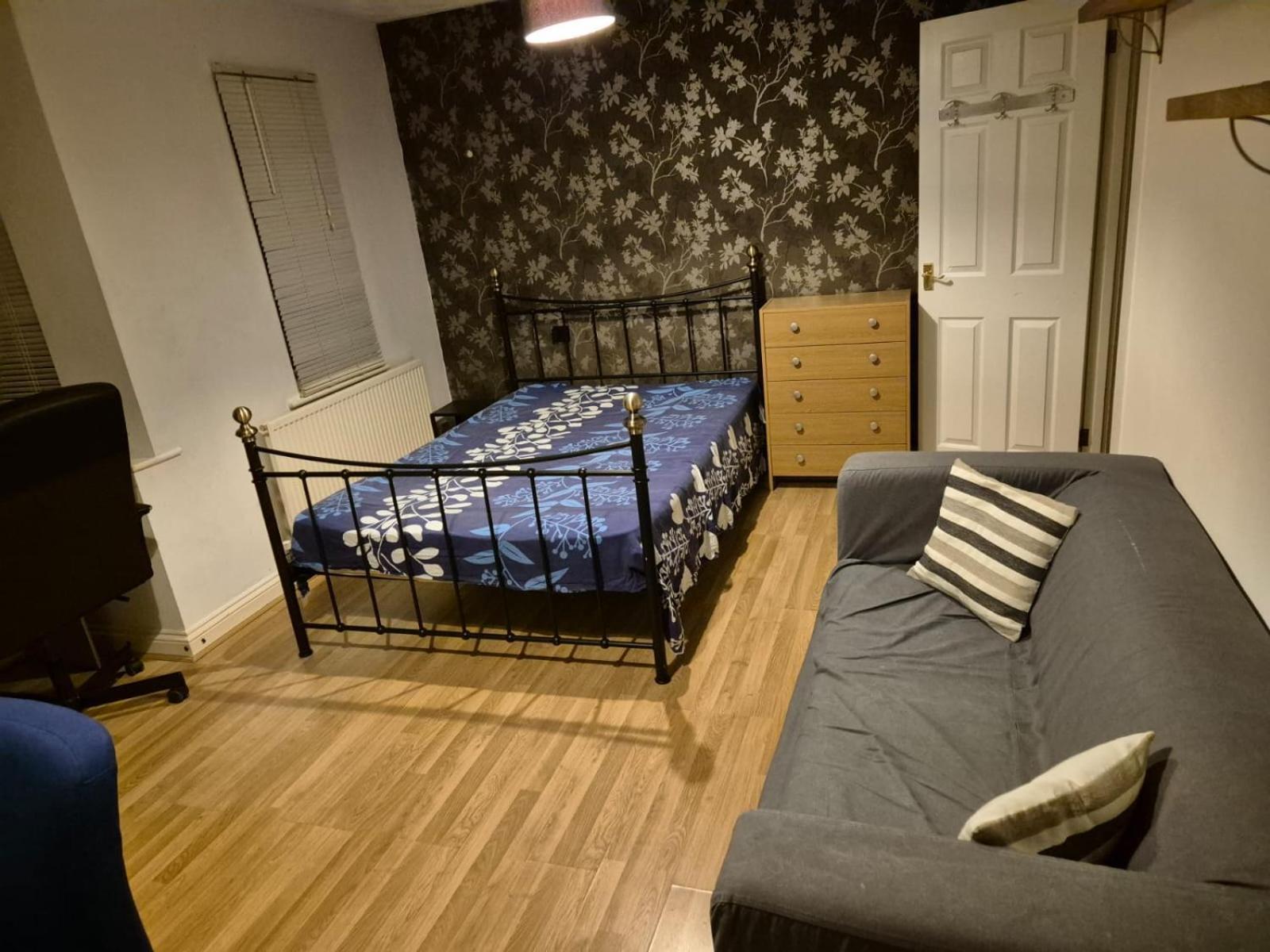 City Guesthouse Central Milton Keynes Mk13 Экстерьер фото